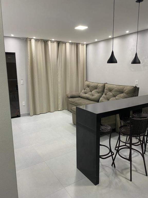 un soggiorno con un divano, un tavolo e delle sedie di Morada do lago a Boa Esperança