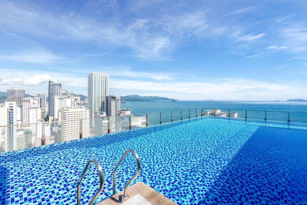 Hồ bơi trong/gần Green Beach Hotel Nha Trang