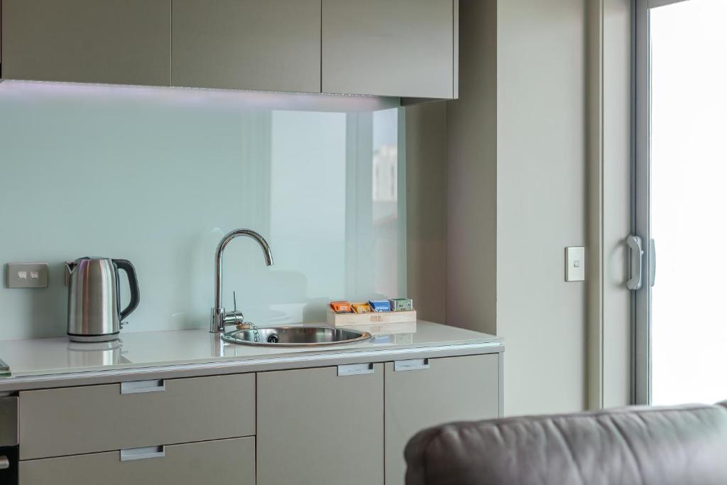Kuchyň nebo kuchyňský kout v ubytování 70Tory Apartment Hotel