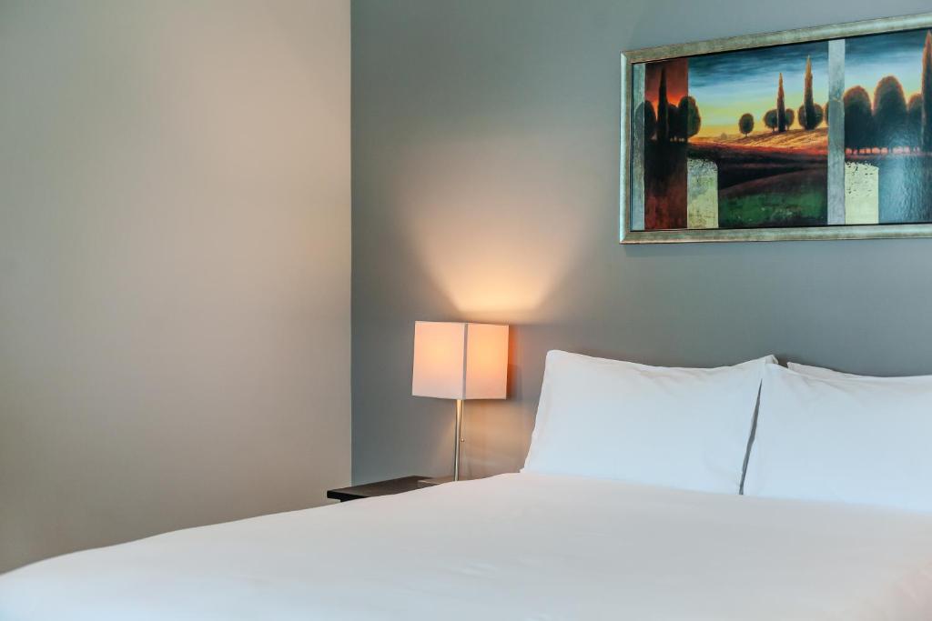 Postel nebo postele na pokoji v ubytování 70Tory Apartment Hotel