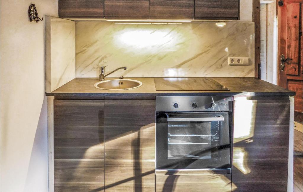 A kitchen or kitchenette at Erholsames Ferienhaus Pillberg