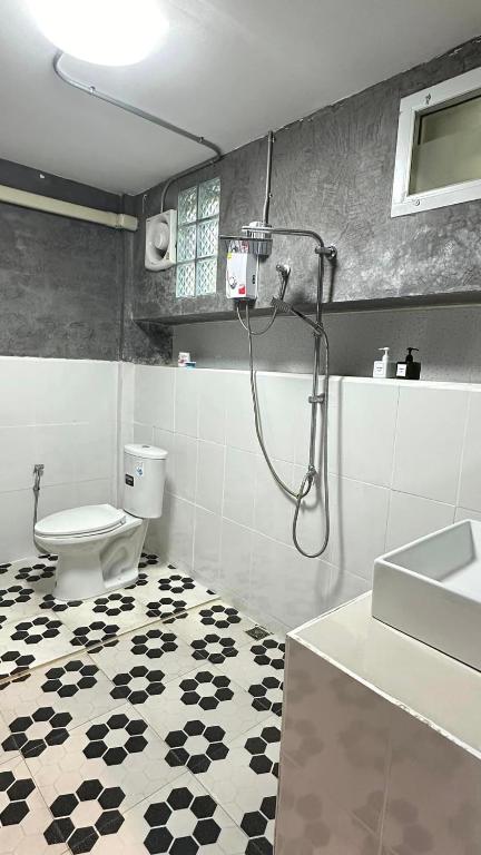 Koupelna v ubytování บ้านภทรพรรณ ขุนยวม แม่ฮ่องสอน PATARAPHAN HOUSE, Khunyuam, Maehongson, Thailand