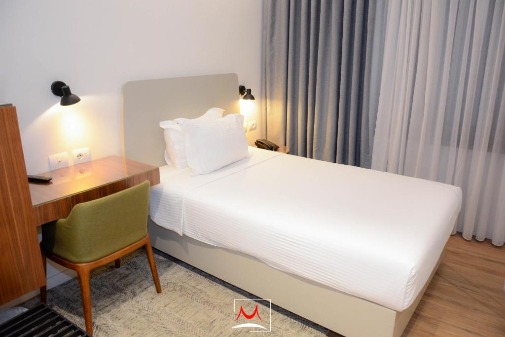 Postel nebo postele na pokoji v ubytování Hotel Theatro- City Center