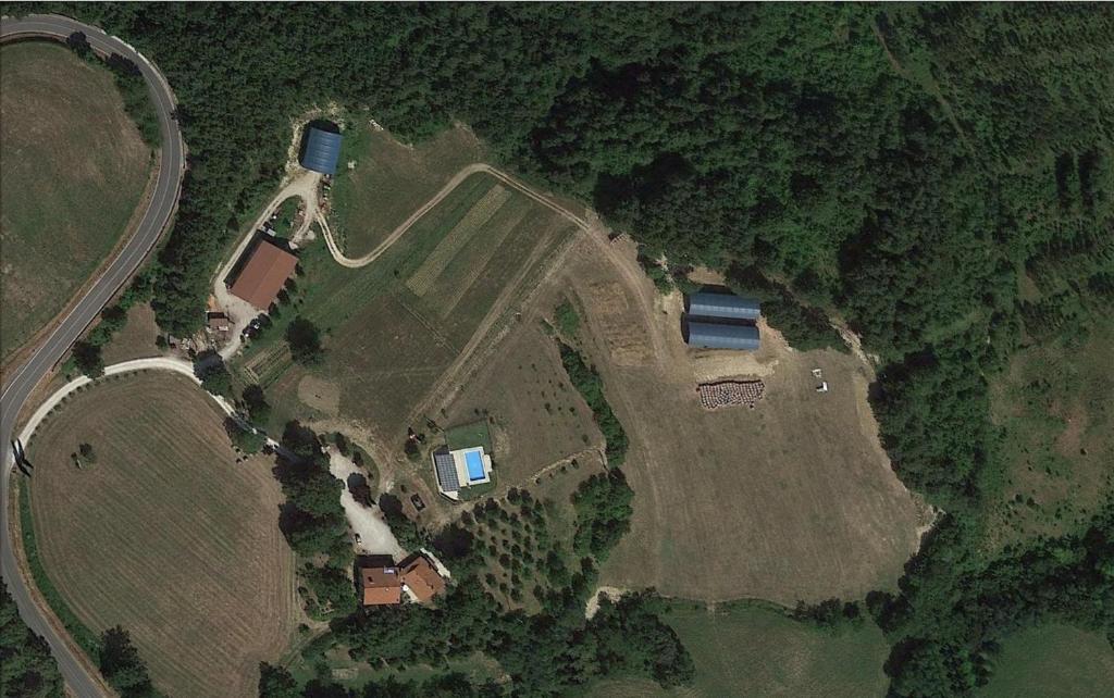 una vista aérea de una casa con carretera en Agriturismo Fontandrone, en Pieve Santo Stefano