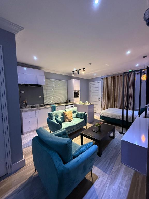 Posezení v ubytování Balcony Teal Snug Open-Plan Studio Unit in Lekki Phase 1-Netflix, Wi-Fi, 24-7 Light, Washer, Kitchen