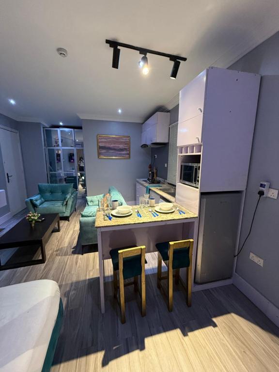 Kuchyň nebo kuchyňský kout v ubytování Balcony Teal Snug Open-Plan Studio Unit in Lekki Phase 1-Netflix, Wi-Fi, 24-7 Light, Washer, Kitchen