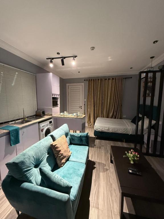 Posezení v ubytování Balcony Teal Snug Open-Plan Studio Unit in Lekki Phase 1-Netflix, Wi-Fi, 24-7 Light, Washer, Kitchen