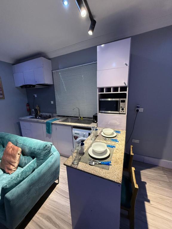Kuchyň nebo kuchyňský kout v ubytování Balcony Teal Snug Open-Plan Studio Unit in Lekki Phase 1-Netflix, Wi-Fi, 24-7 Light, Washer, Kitchen