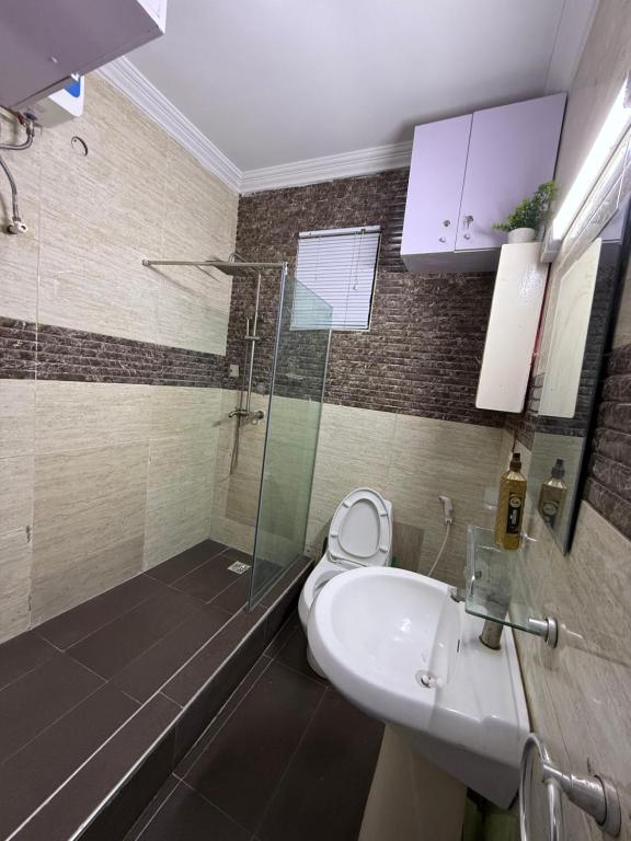 Koupelna v ubytování Balcony Teal Snug Open-Plan Studio Unit in Lekki Phase 1-Netflix, Wi-Fi, 24-7 Light, Washer, Kitchen