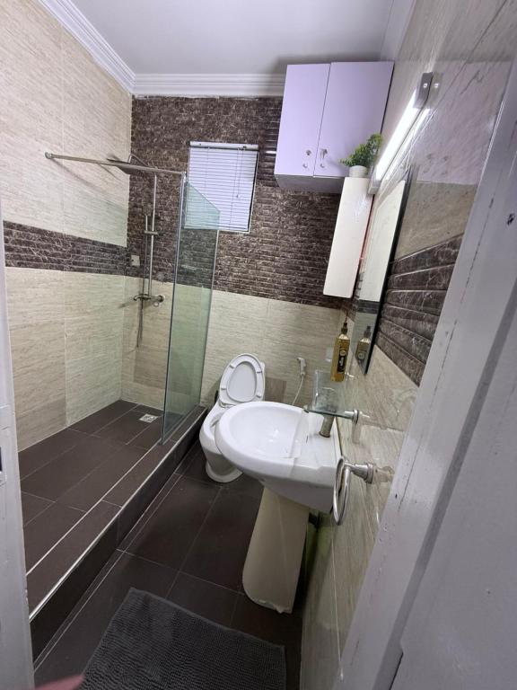 Koupelna v ubytování Balcony Teal Snug Open-Plan Studio Unit in Lekki Phase 1-Netflix, Wi-Fi, 24-7 Light, Washer, Kitchen