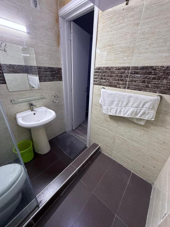 Koupelna v ubytování Balcony Teal Snug Open-Plan Studio Unit in Lekki Phase 1-Netflix, Wi-Fi, 24-7 Light, Washer, Kitchen