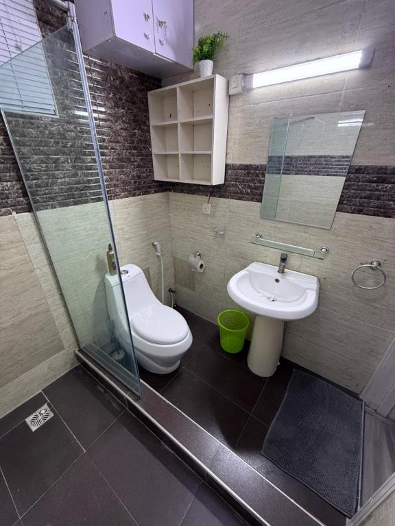 Koupelna v ubytování Balcony Teal Snug Open-Plan Studio Unit in Lekki Phase 1-Netflix, Wi-Fi, 24-7 Light, Washer, Kitchen