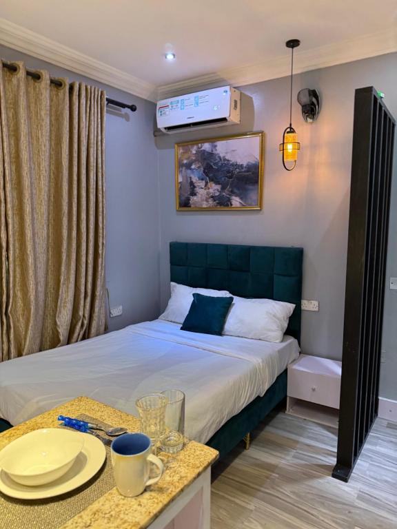 Postel nebo postele na pokoji v ubytování Balcony Teal Snug Open-Plan Studio Unit in Lekki Phase 1-Netflix, Wi-Fi, 24-7 Light, Washer, Kitchen
