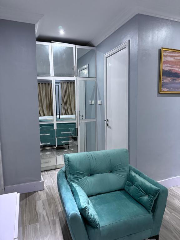 Posezení v ubytování Balcony Teal Snug Open-Plan Studio Unit in Lekki Phase 1-Netflix, Wi-Fi, 24-7 Light, Washer, Kitchen