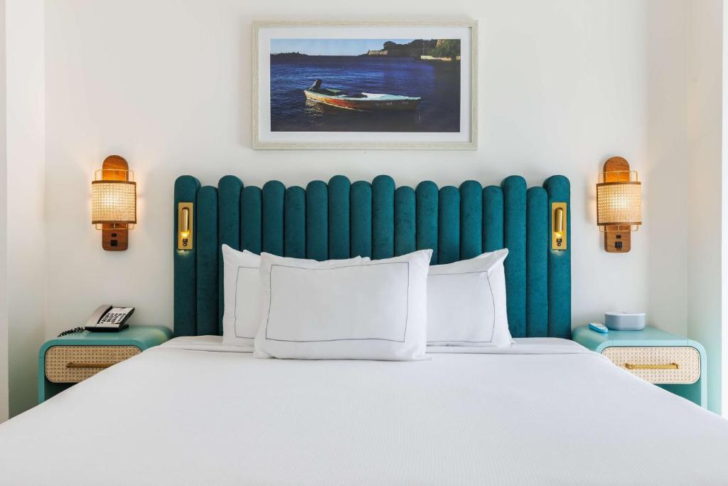 Postel nebo postele na pokoji v ubytování Condado Palm Inn San Juan, Tapestry Collection by Hilton