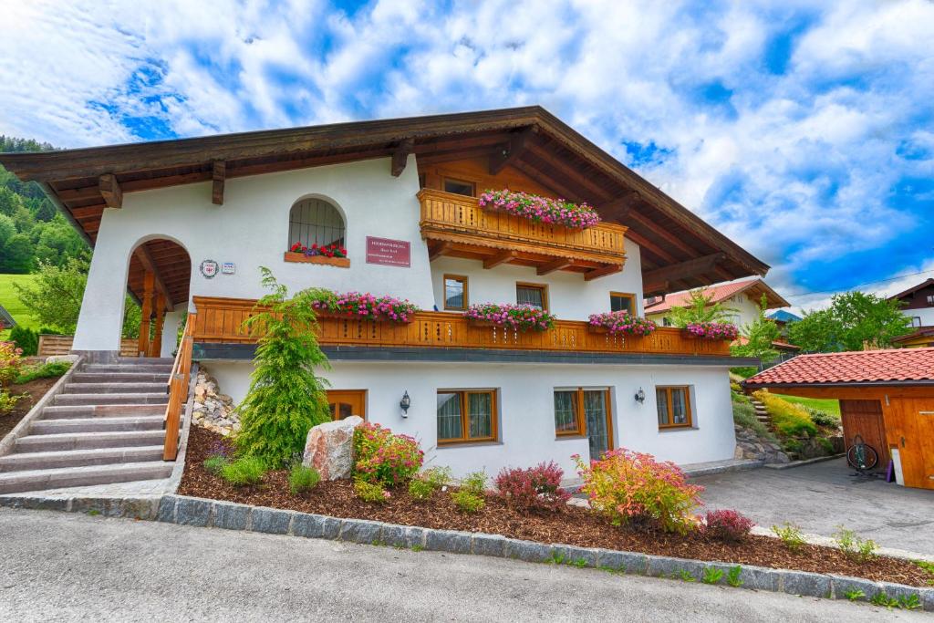 ein Haus mit einem Balkon und Blumen darauf in der Unterkunft Haus TIROL in Thiersee