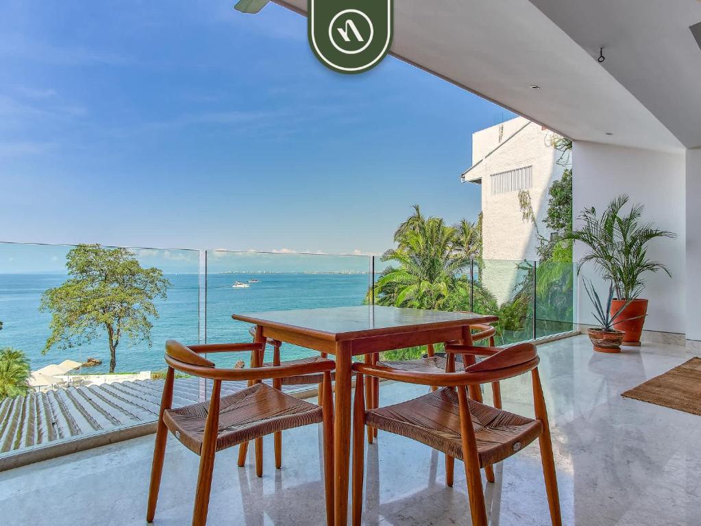 Luxury 3 BR Condo - Beachfront - Multiple Pools - Apartment