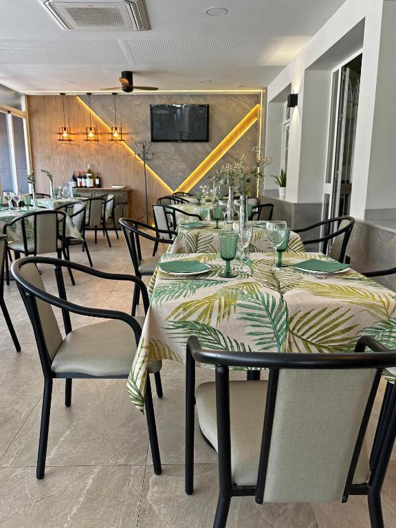 TV a/nebo společenská místnost v ubytování Hostal Restaurante el Cary