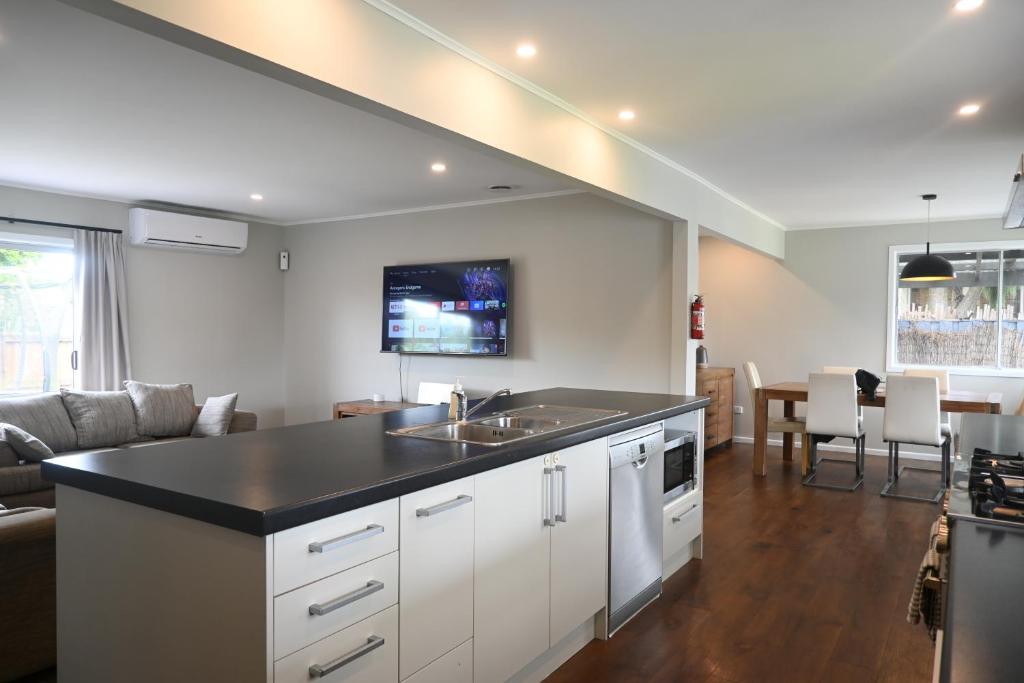 New painted 5 bdms spacious house close to the Base - Resim 13