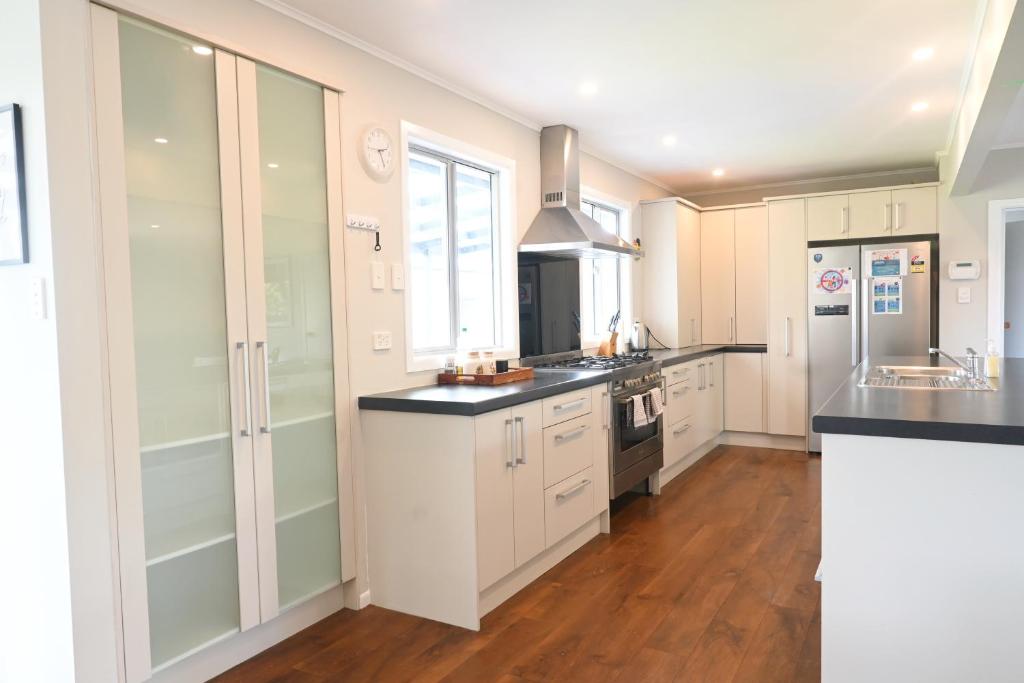 New painted 5 bdms spacious house close to the Base - Resim 12