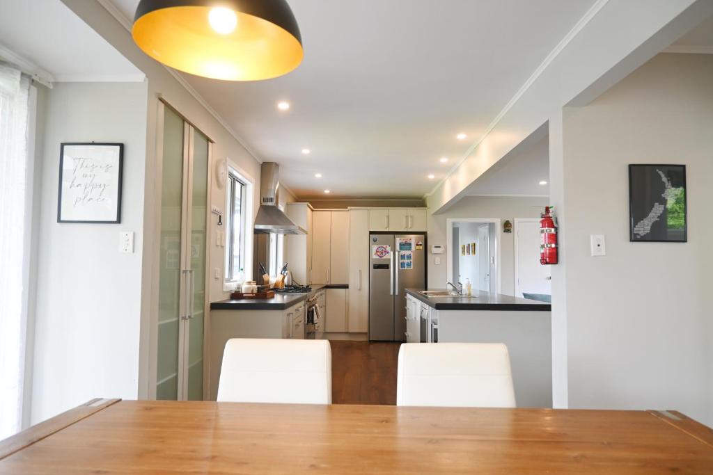 New painted 5 bdms spacious house close to the Base - Resim 16