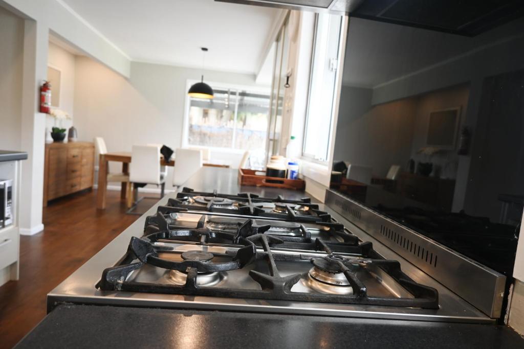 New painted 5 bdms spacious house close to the Base - Resim 11