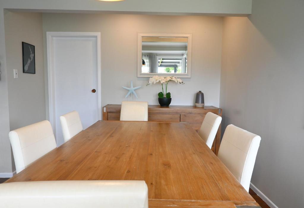 New painted 5 bdms spacious house close to the Base - Resim 18