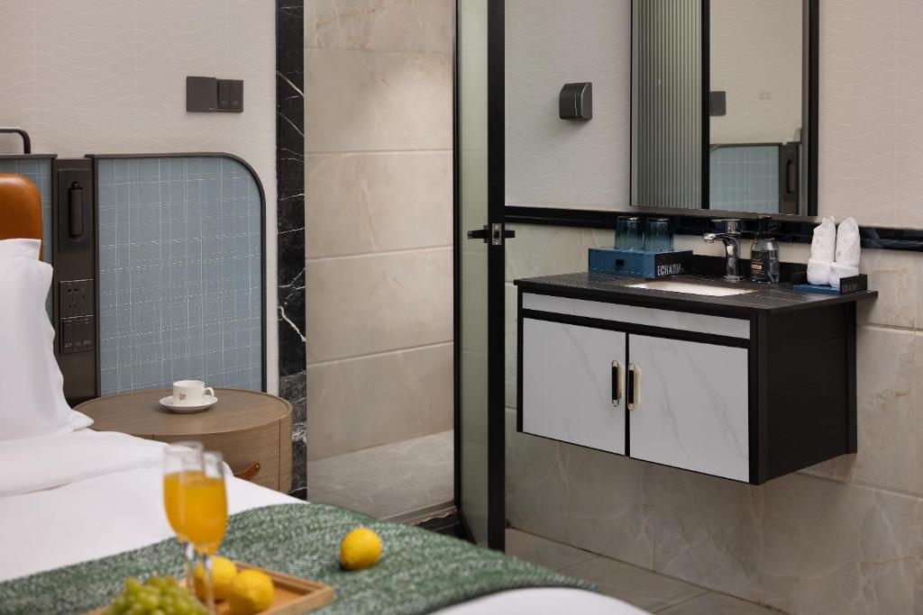 Anya Hotel -Next to Jiefang West Bar Street 2 minutes to the subway station free coffee free laundry free gym, huge windows - Habitación Doble Con Baño Privado