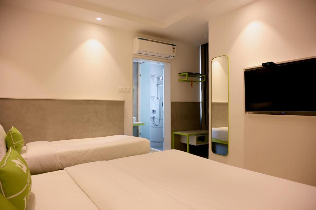 Postel nebo postele na pokoji v ubytování Hotel Le Roi Express Karol Bagh