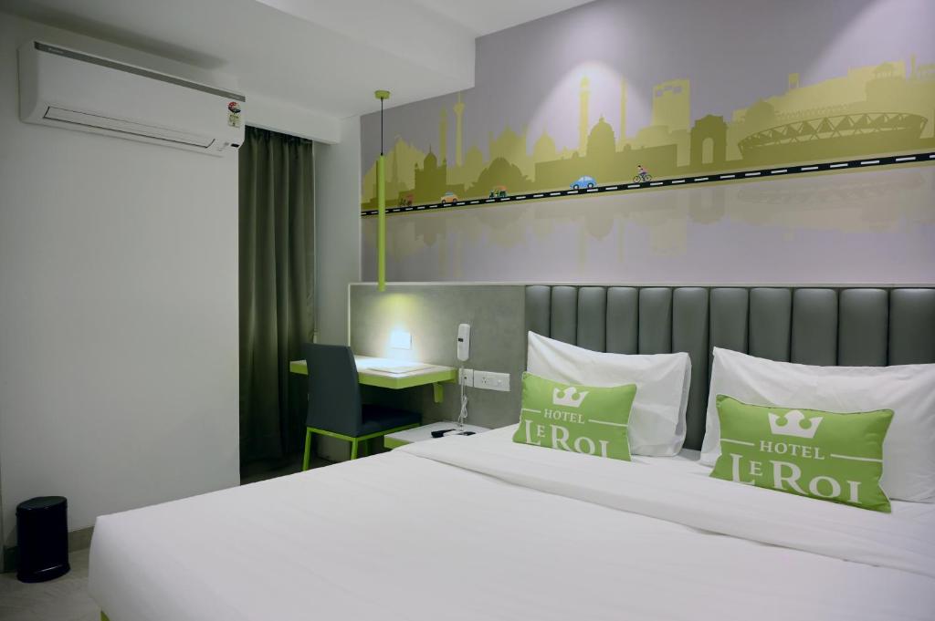 Postel nebo postele na pokoji v ubytování Hotel Le Roi Express Karol Bagh