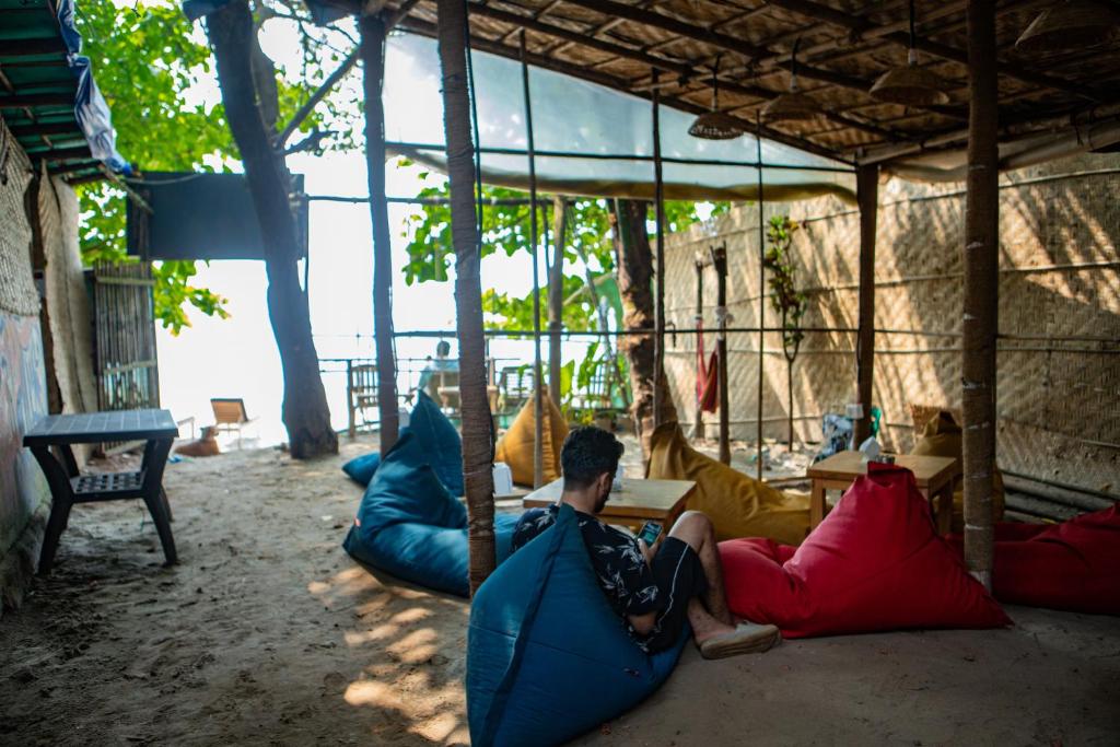 Posezení v ubytování 12 Monks - Beachfront Hostel