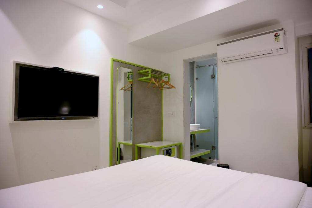 Postel nebo postele na pokoji v ubytování Hotel Le Roi Express Karol Bagh