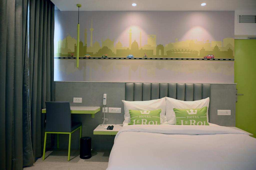 Postel nebo postele na pokoji v ubytování Hotel Le Roi Express Karol Bagh