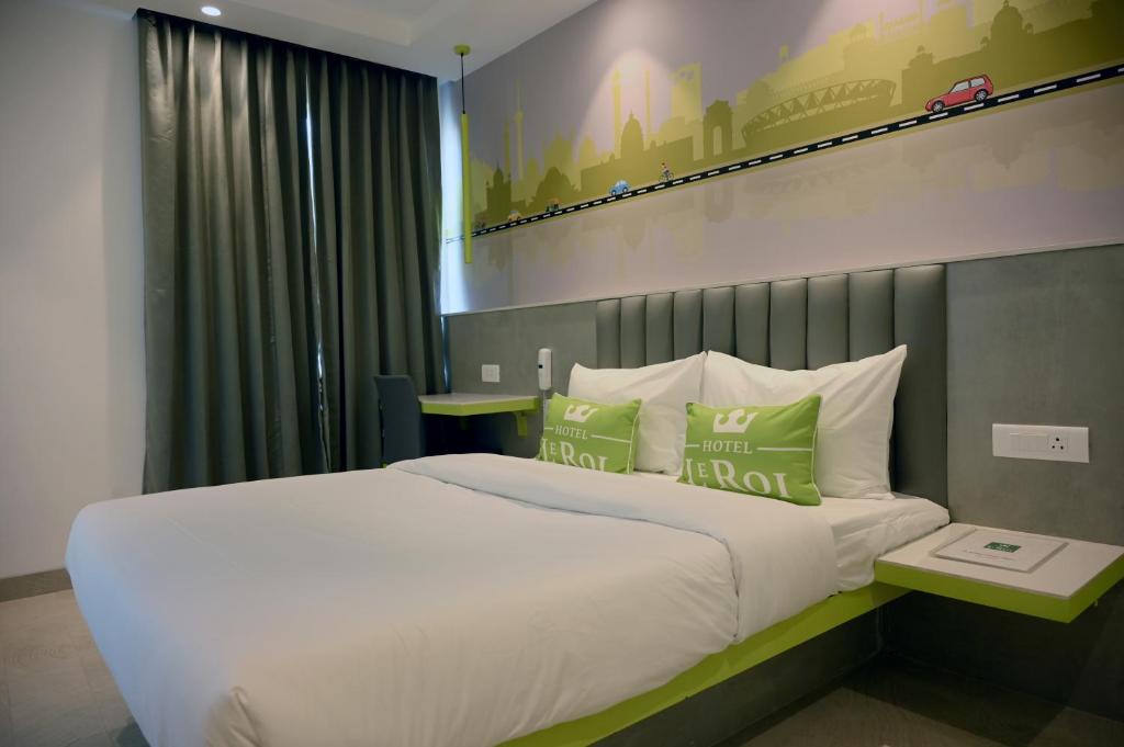 Postel nebo postele na pokoji v ubytování Hotel Le Roi Express Karol Bagh