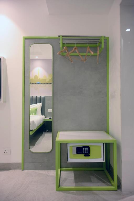 Postel nebo postele na pokoji v ubytování Hotel Le Roi Express Karol Bagh