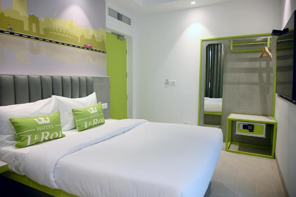 Postel nebo postele na pokoji v ubytování Hotel Le Roi Express Karol Bagh