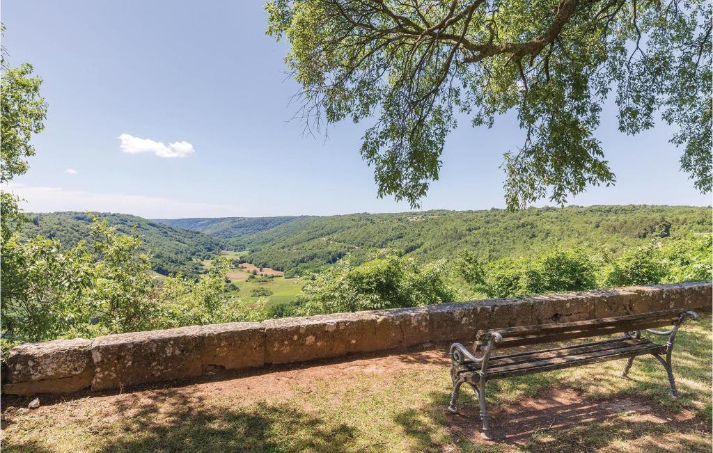 ławka siedząca na szczycie wzgórza z widokiem w obiekcie Cozy Home In Tinjan With Jacuzzi w mieście Tinjan