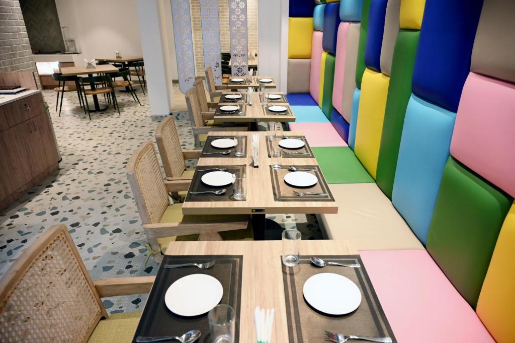 Restaurace v ubytování Hotel Le Roi Express Karol Bagh