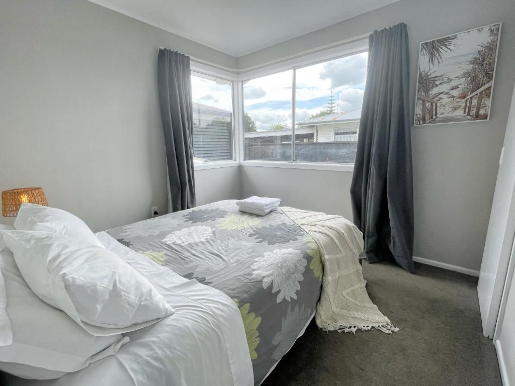 New painted 5 bdms spacious house close to the Base - Resim 2