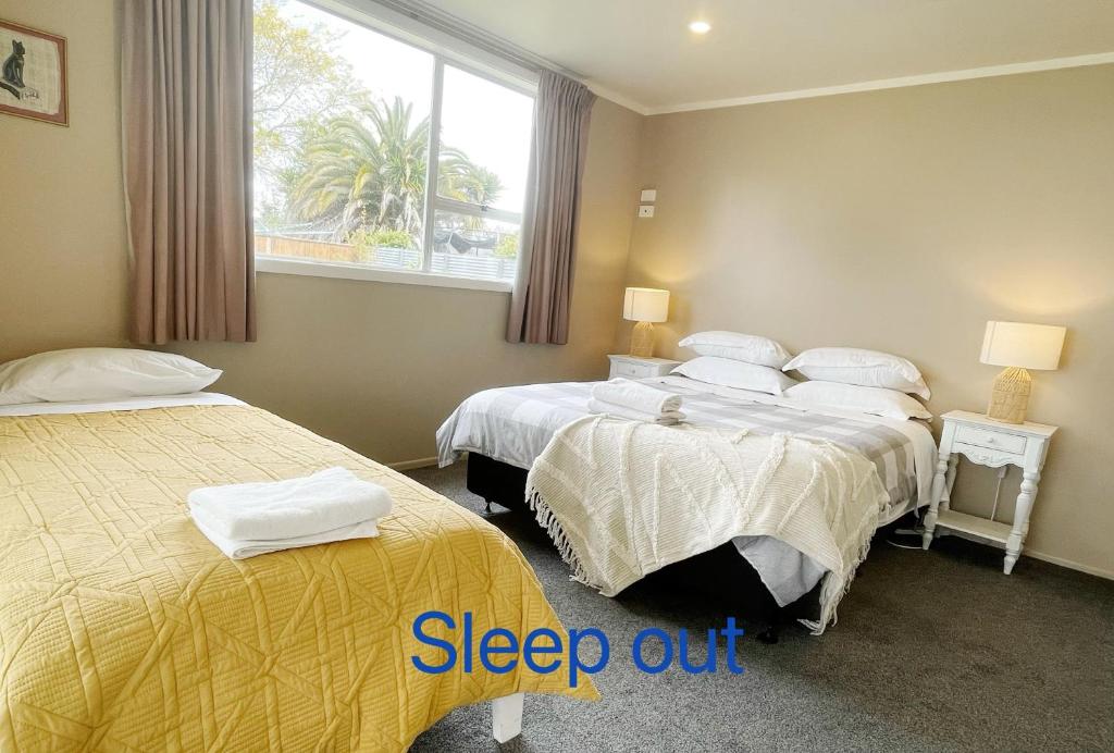 New painted 5 bdms spacious house close to the Base - Resim 31