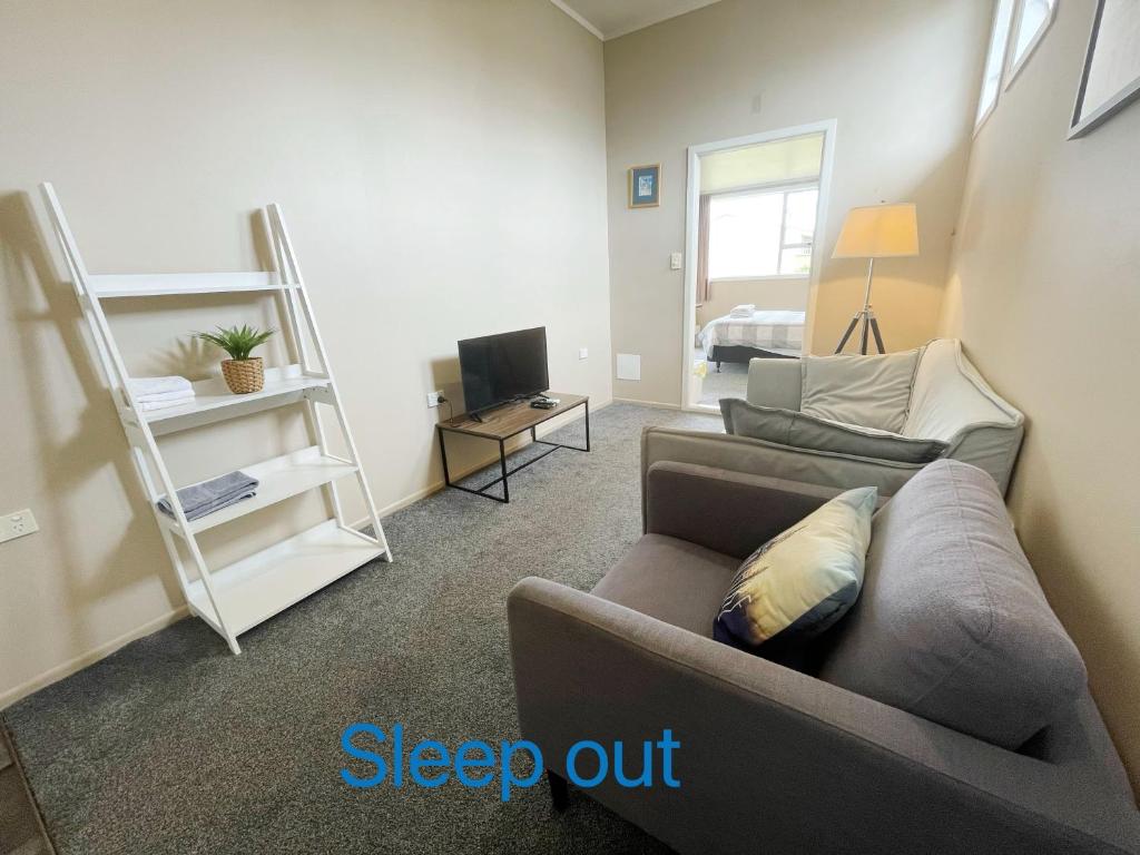 New painted 5 bdms spacious house close to the Base - Resim 33