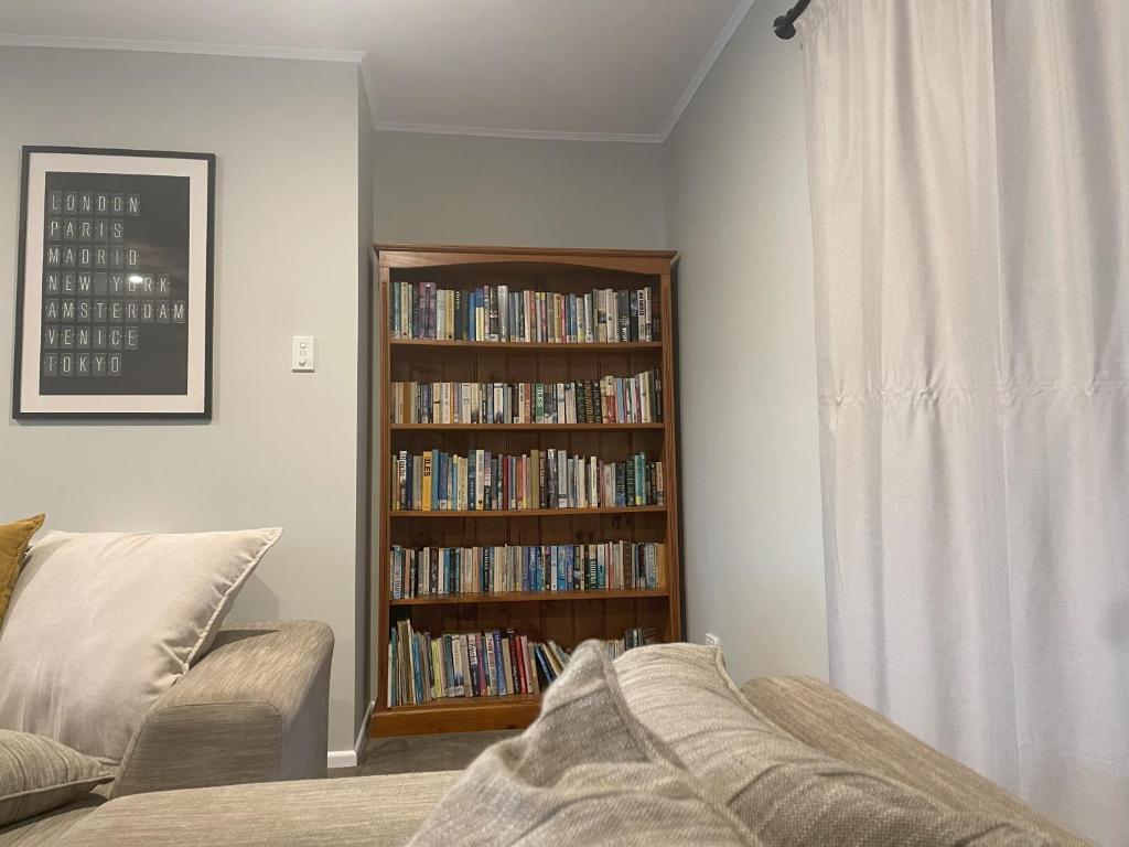 New painted 5 bdms spacious house close to the Base - Resim 14