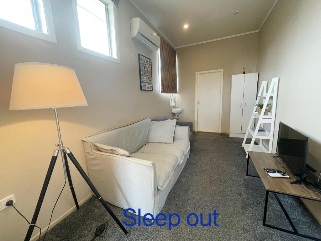 New painted 5 bdms spacious house close to the Base - Resim 32