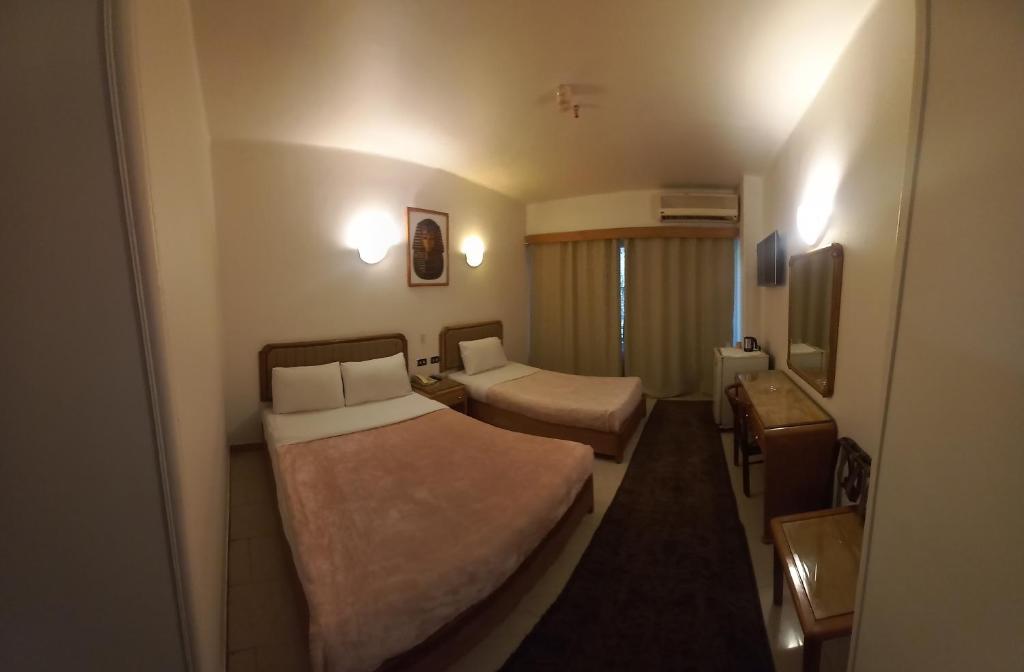 Postel nebo postele na pokoji v ubytování New Pola Hotel