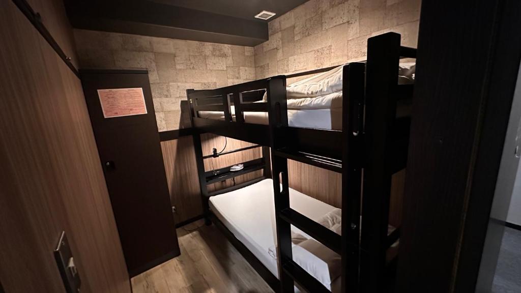 Postel nebo postele na pokoji v ubytování Hotel Capsule Inn Shizuoka
