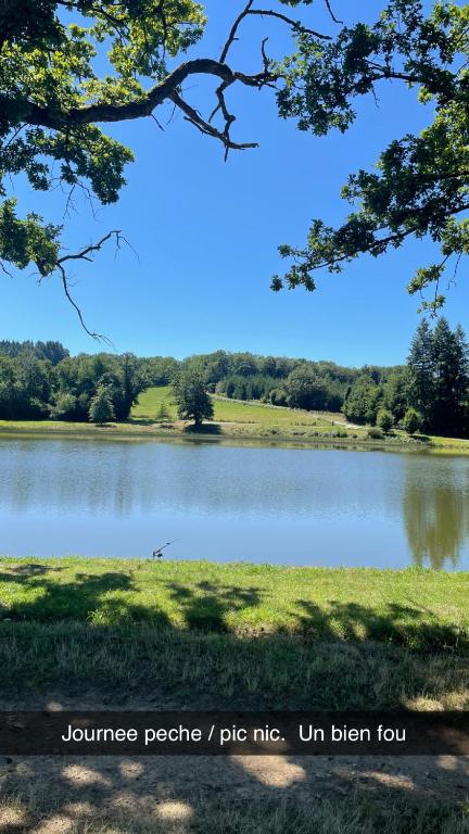 une vue sur un lac avec les mots jonesence pele me ubn dans l'établissement Grande maison conviviale, à Neuvic-Entier