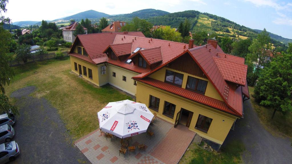 an aerial view of a house with an umbrella at Pensjonat Lew Jaskiniowy in Stronie Śląskie