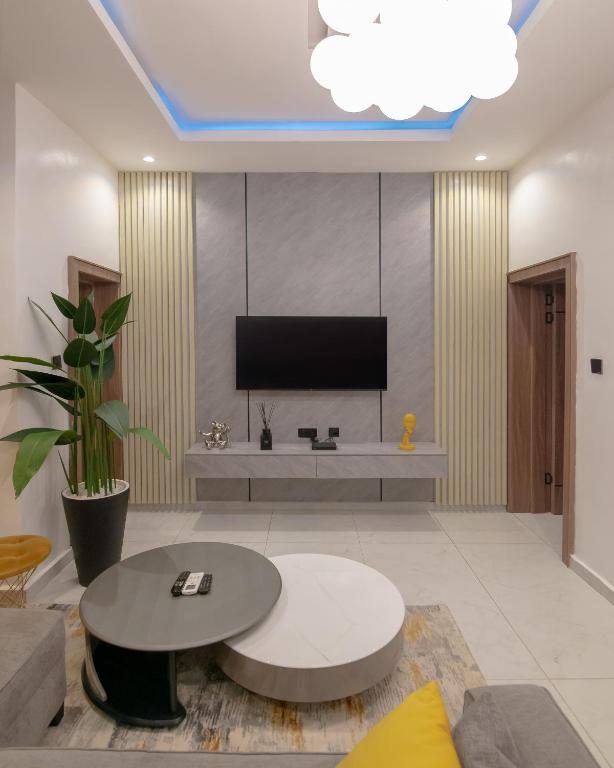 TV a/nebo společenská místnost v ubytování One90 Apartment