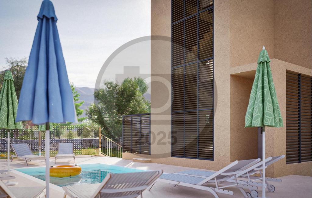 un patio con sillas, una piscina y una sombrilla azul en Cozy Apartment In Starigrad Paklenica, en Starigrad-Paklenica