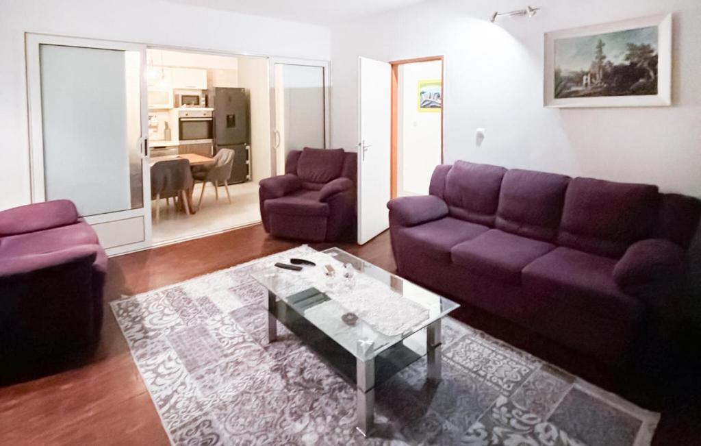 Ruang duduk di 2 Bedroom Stunning Apartment In Jelsa